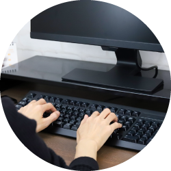 ご契約はオンライン契約と通常契約（出張・ご来店）のどちらにも対応